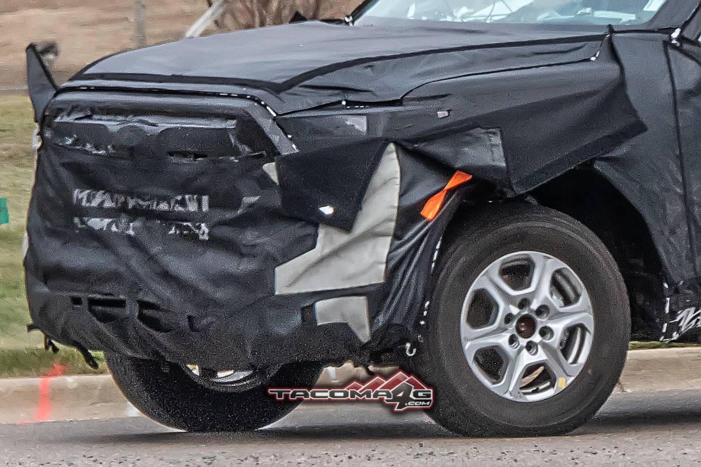 2024 Tacoma Spied: 2024 Toyota Tacoma Mule Reveals Partial Headlights, Grille and Hybrid Clues 2024-toyota-tacoma-front-fascia-slip-hybrid-clues-4