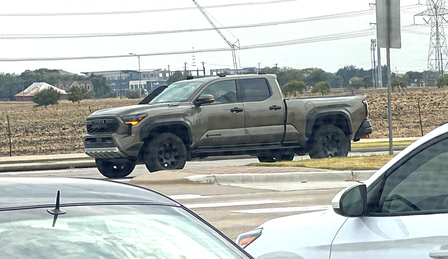 2024 Tacoma Spotted: Trailhunter Tacoma without roof rack and sport bar / bed rack (removed) 2024tacomatrailhunter-nosportbars 1