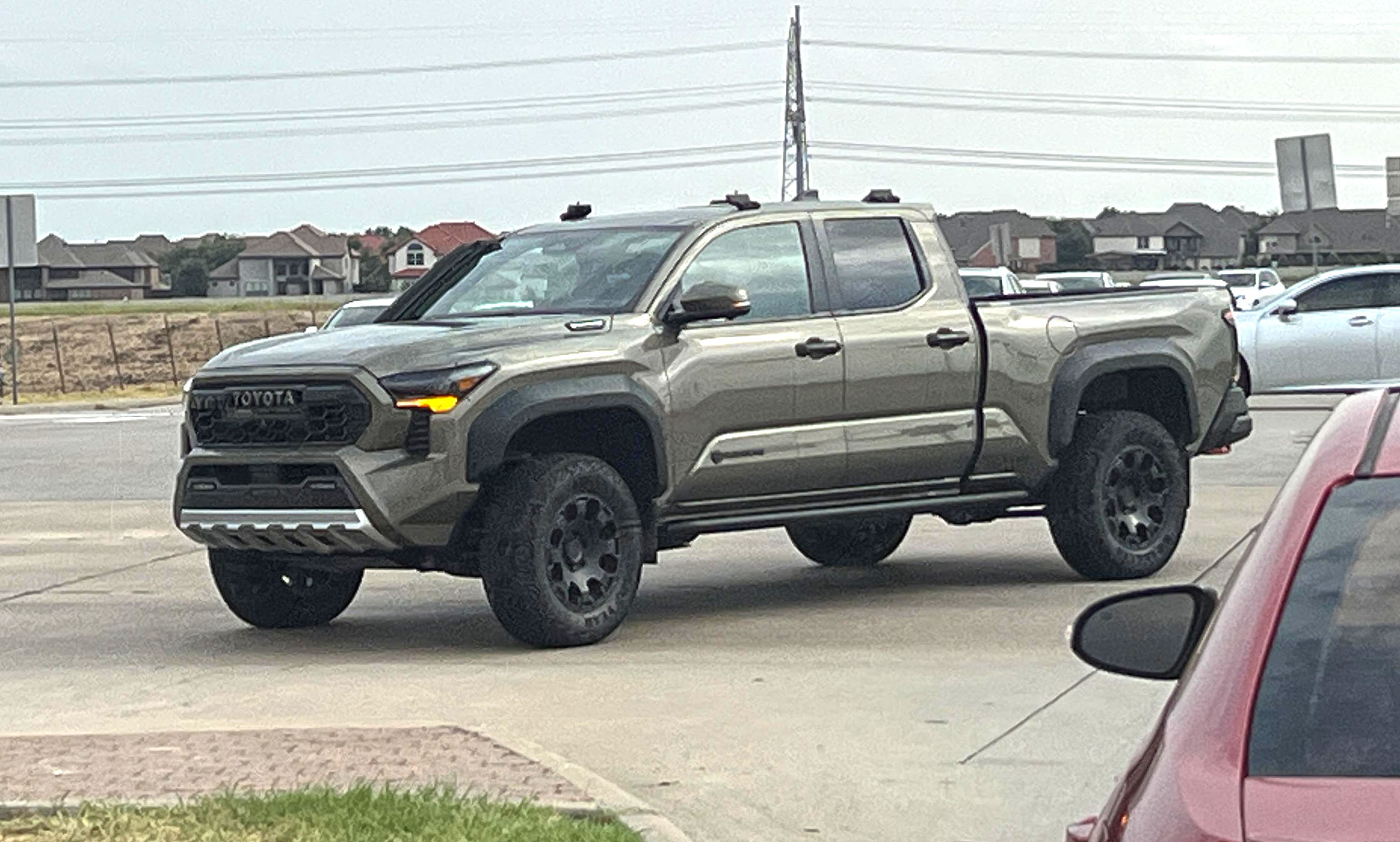 2024 Tacoma Spotted: Trailhunter Tacoma without roof rack and sport bar / bed rack (removed) 2024tacomatrailhunter-nosportbars