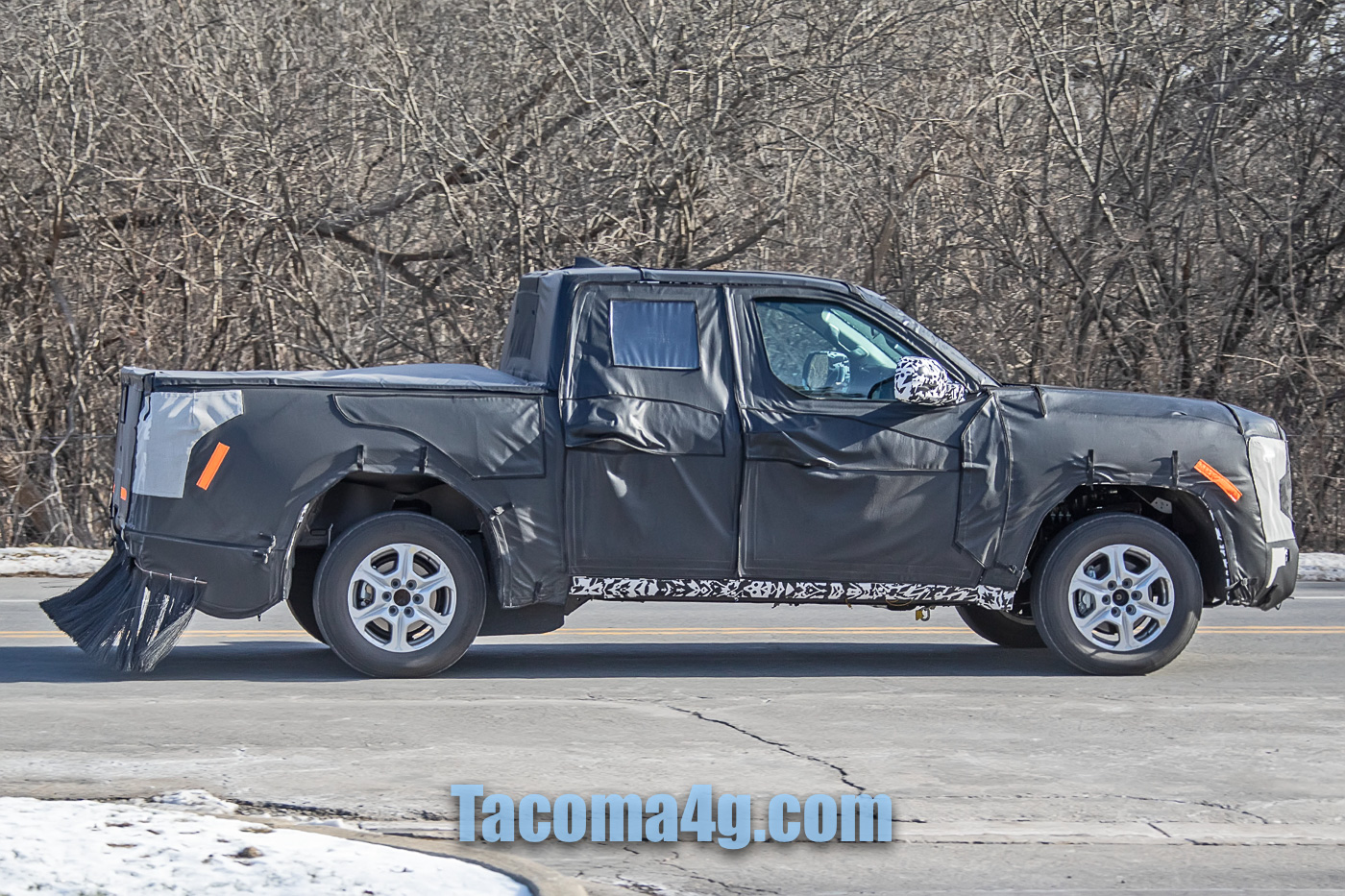 next-toyota-tacoma-mule-spied-1.jpg