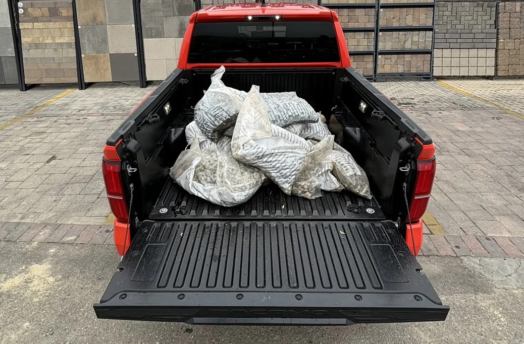 2024 Tacoma 2024 Tacoma Off-Road Payload, Hauling & Sag test using 1,111 pounds of rocks Tacoma-bed-loaded-with-rock