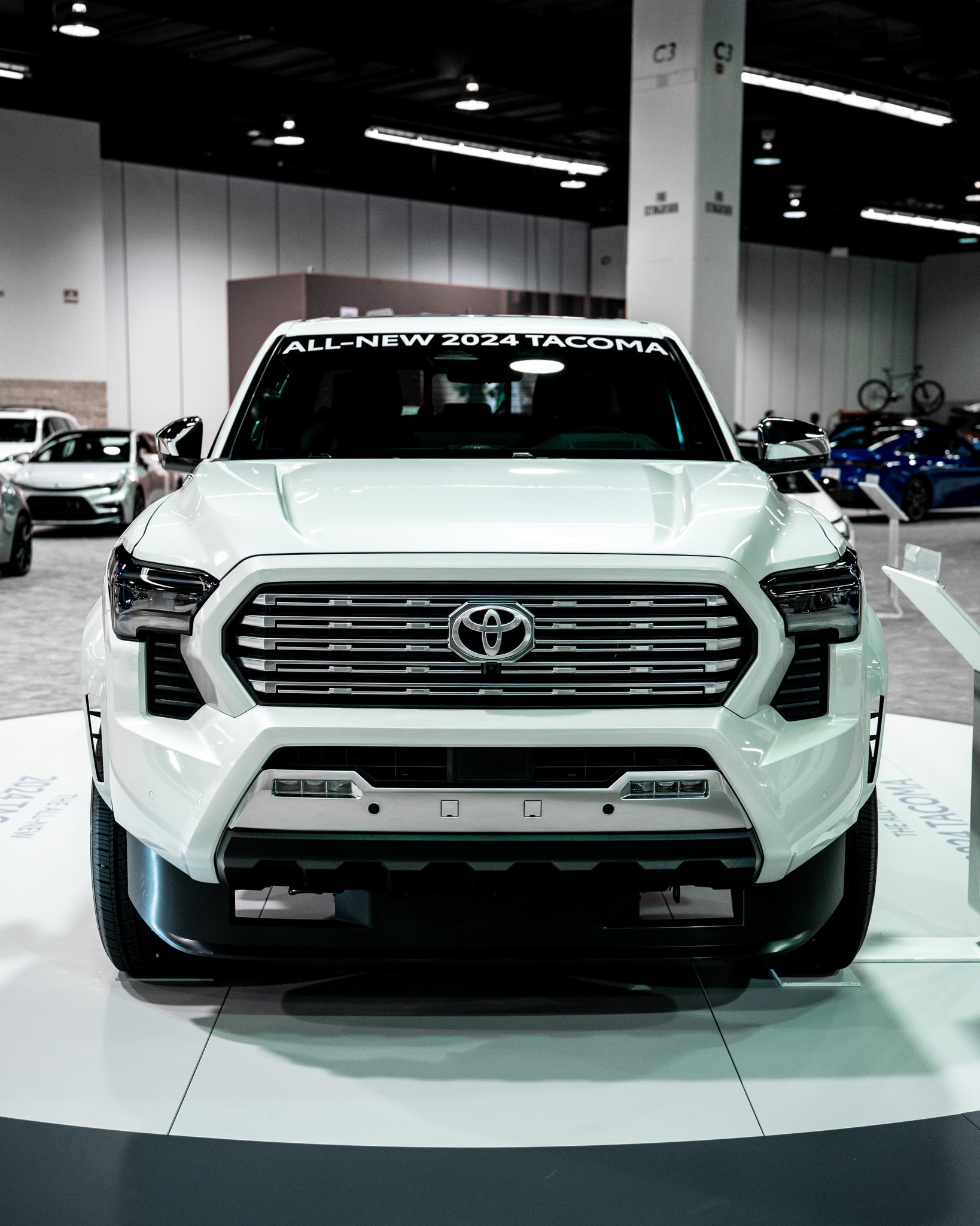 2024 Tacoma (Wind Chill Pearl White) 2024 Tacoma LIMITED Walkaround @ OC Auto Show White Windchill Pearl 2024 Tacoma Limited 4